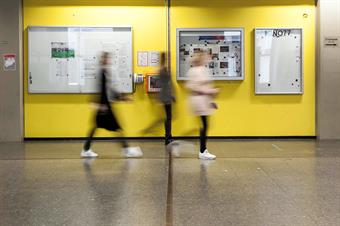 Dieses Bild zeigt Studierende auf dem Flur des Campuses Golzheim.